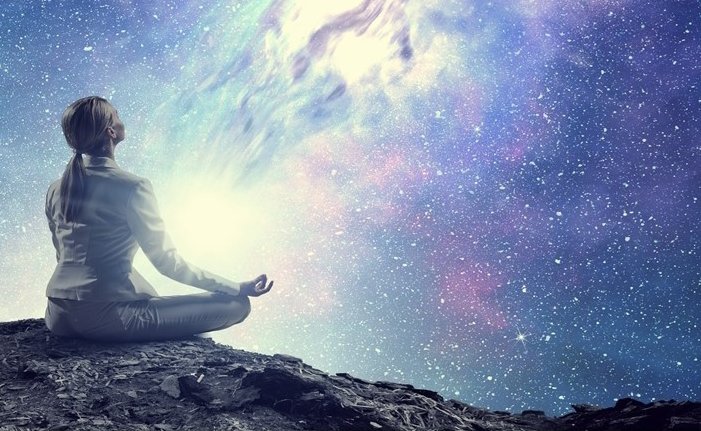 image pour odyssée rectangle femme en méditation devant ciel étoilé